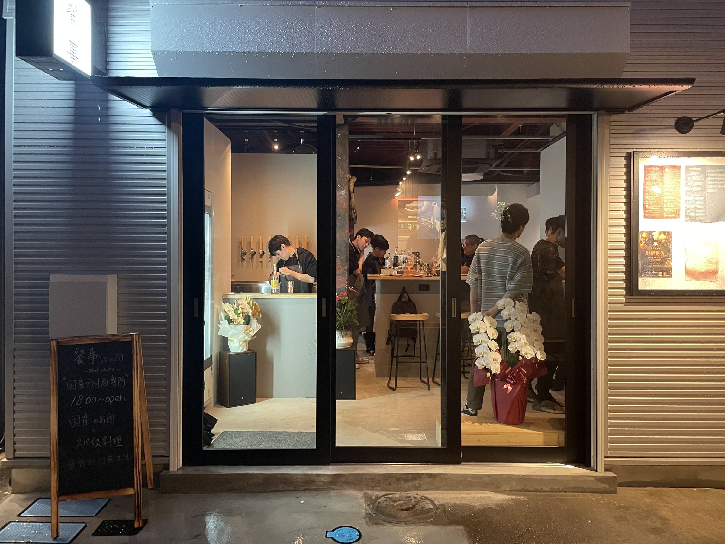 神楽坂の路地に灯る餐事の店先